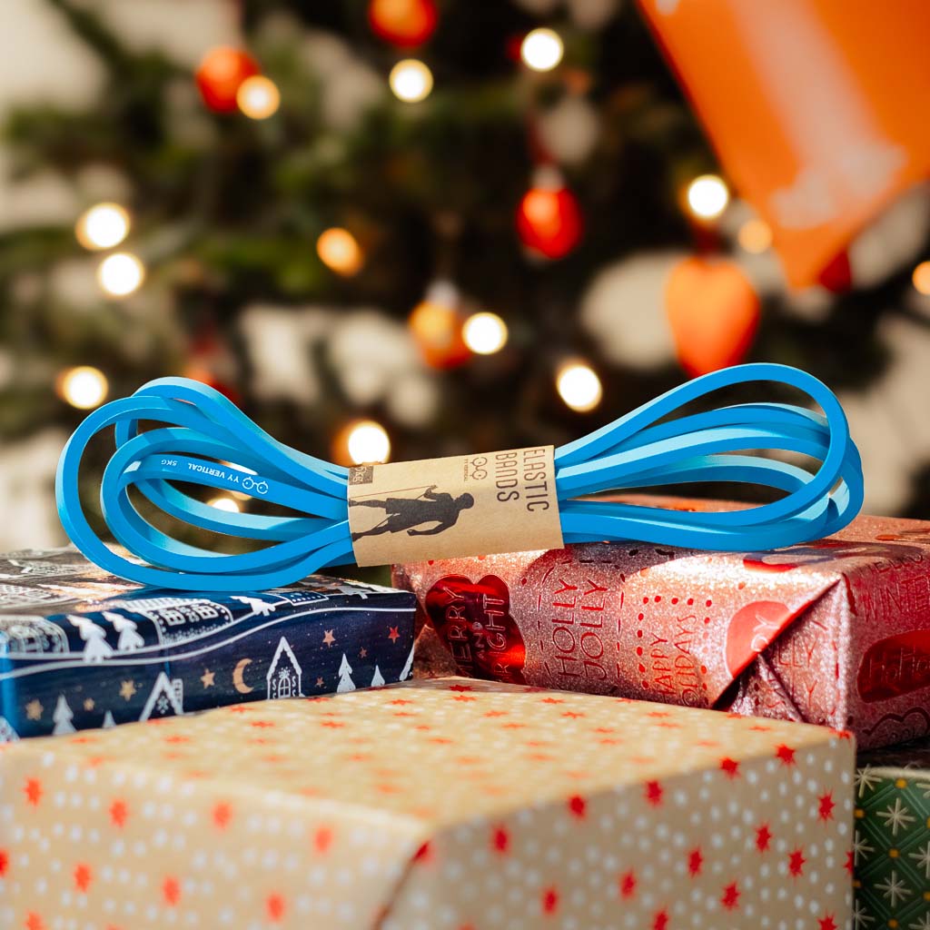 Widerstandsband Elastic Bands blau auf Geschenke gelegt
